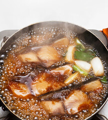 鰤の煮付け　　調理中