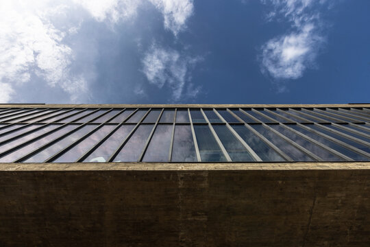 Parte da fachada do Museu de arte de S&atilde;o Paulo com c&eacute;u azul e nuvens no dia 19 de fevereiro de 2025, em S&atilde;o Paulo, Brasil.