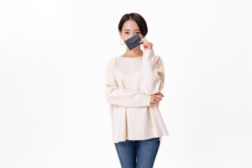 招待状を持つ女性