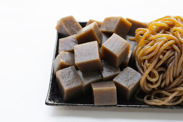 Konjac noodles mixed with seaweed