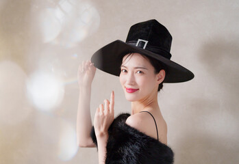 ハロウィンに魔女のコスプレをする女性