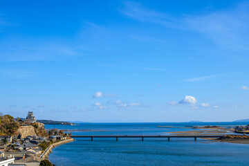杵築城と海を望む青空の風景