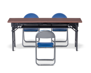 長テーブルとパイプ椅子の置かれた空間。面接、三者面談などのイメージ