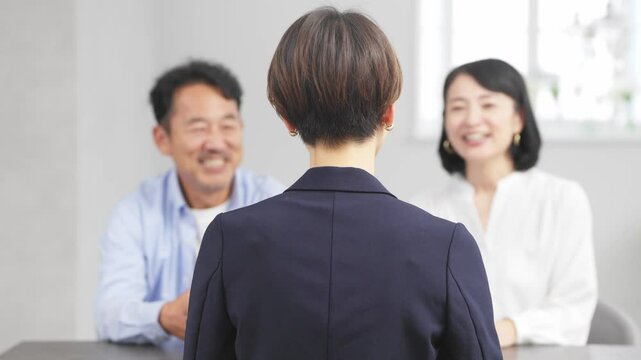 熟年夫婦と保険外交員　ビジネスイメージ	
