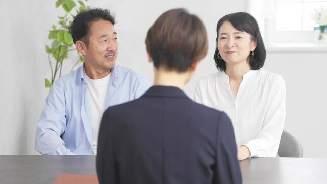 熟年夫婦と保険外交員　ビジネスイメージ	
