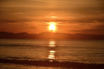 江の島から登る朝日