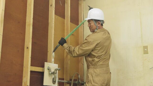 建設現場で働くミドル男性