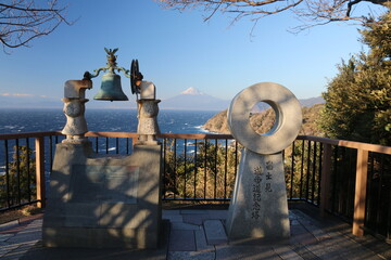 西伊豆の海。恋人岬 金の鐘。富士山をバックに。