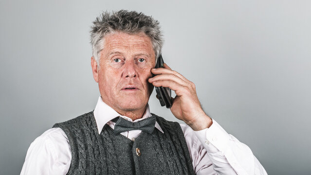 &Auml;lterer Mann am telefonieren