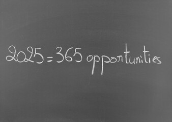 Obraz premium 2025 equals 365 opportunities handwritten on black chalkboard background