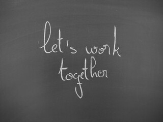 Obraz premium Let's work together message written on a chalkboard emphasizing teamwork and collaboration