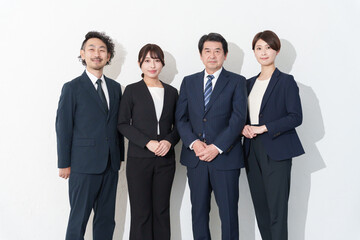 笑顔のビジネスマン複数人