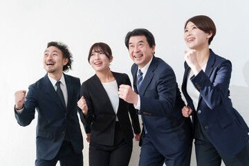 走る笑顔のビジネスマン複数人