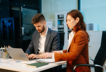 Those who work hard, win in the conference room new startup project