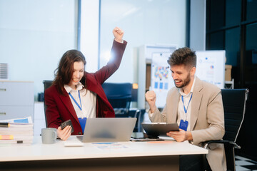 Those who work hard, win in the conference room new startup project
