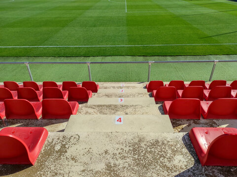 Pasillo entre butacas de un campo de f&uacute;tbol