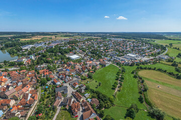 Blick auf Leutershausen am Oberlauf der Altmühl in Mittelfranken