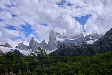 Fototapeta premium Fitz Roy mountain in Los Glaciares National Park, Patagonia, Argentina