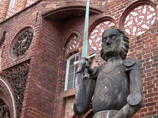 monumentales Standbild eines Ritters mit Richtschwert (Rolandsstatue) vor einer Kirche