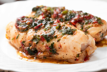 Deliziosi filetti di baccalà alla mediterranea, cibo italiano 