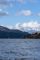 晩秋の芦ノ湖の景色