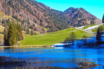 Der Leckner See in Bolgenach, Gemeinde Hittisau in Vorarlberg (Österreich)