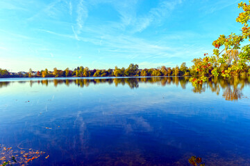Der Nachtweidesee bei Kahl am Main im Landkreis Aschaffenburg in Unterfranken (Bayern)