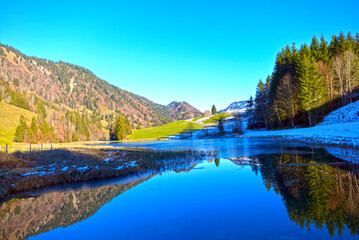 Der Leckner See in Bolgenach, Gemeinde Hittisau in Vorarlberg (Österreich)	