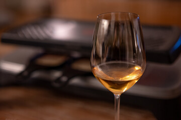Un verre de cidre pour un repas de raclette en France