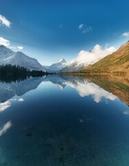Fototapeta premium 静かな湖面に映る山々や空の反射