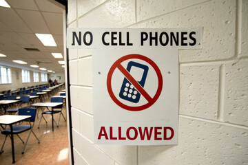 Fototapeta na wymiar A sign prohibiting cell phones in a classroom, emphasizing a distraction-free environment for students.