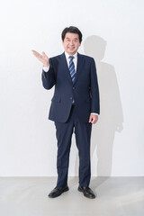 説明するビジネスマンの全身