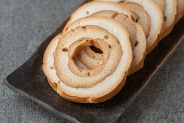 グレーの背景に車麩