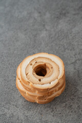 グレーの背景に車麩