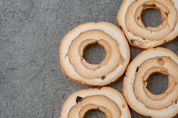 グレーの背景に車麩