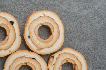 グレーの背景に車麩