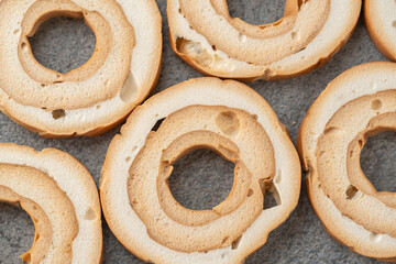 グレーの背景に車麩