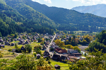 荻町城跡展望台からの紅葉した世界遺産・白川郷の荻町合掌造り集落