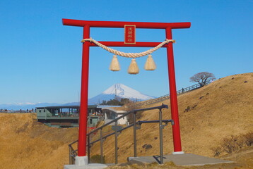 伊豆高原の大室山にある浅間神社の鳥居から見える富士山
