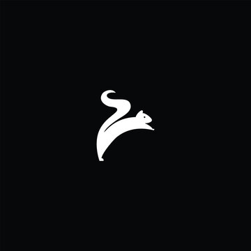 squirel logo. vector illustration of jumping squirrel for icon, symbol or logo. jumping squirrel flat logo