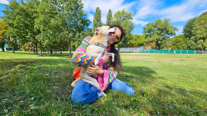 Frau mit ihrem Hund im Sommer