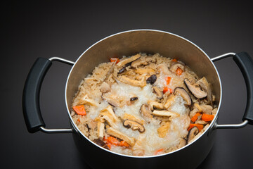 お正月に残ったお餅と米を一緒に炊き込んだ、うまみたっぷりの五目御飯