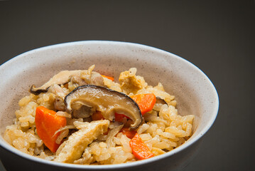 お正月に残ったお餅と米を一緒に炊き込んだ、うまみたっぷりの五目御飯