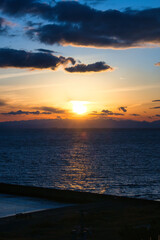 海に沈むオレンジ色の美しい夕焼け