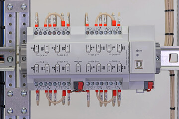 Electronic modules controlled via the KNX data bus are installed in the electrical panel.