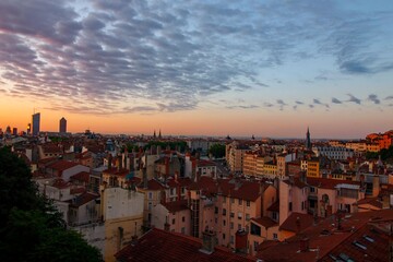 Obraz premium Lever de soleil sur la ville