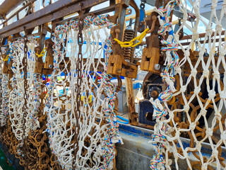 Fangnetze hängen zum Trocknen auf einem Fischkutter in der Normandie, Nordfrankreich