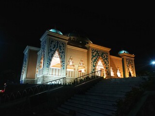 Obraz premium Front view mosque building under lamp light at night