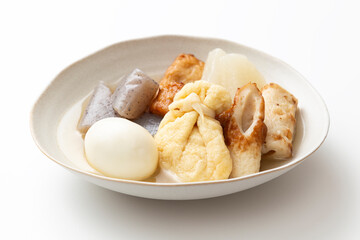 白背景に皿に盛られたおでん