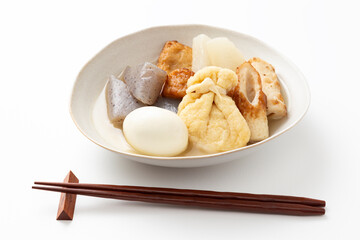 皿に盛り付けられたおでん